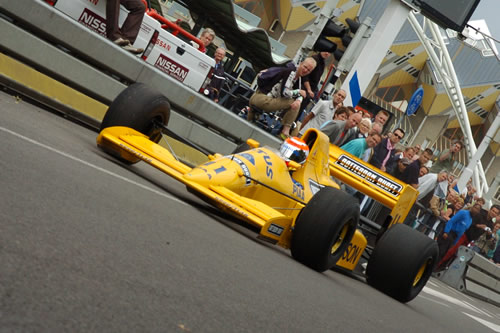 Nelsinho Piquet Jr. in de Lotus Formule 1 bolide