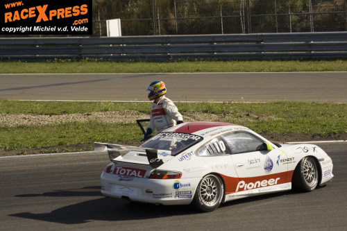 Bleekemolen parkeert zijn Porsche