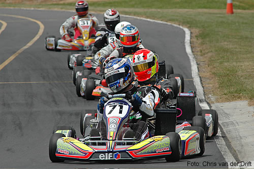 Chris van der Drift aan de leiding van de kartrace in Nieuw-Zeeland