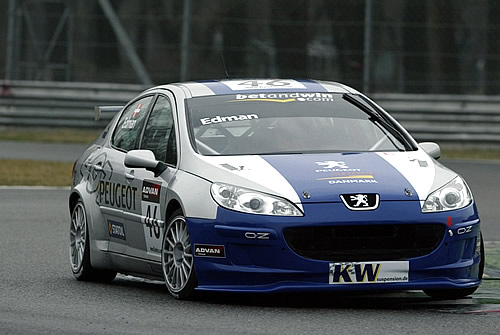 De Deen Edman met de Peugeot