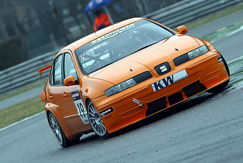 De teamgenoot van de Nederlander Tom Coronel in actie