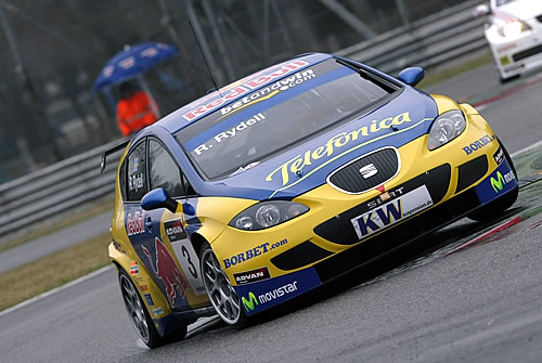 Rydell met zijn Seat door de chicane