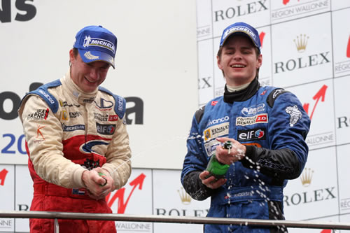 Xavier Maassen (links) op het podium naast teamgenoot Kasper Anderssen
