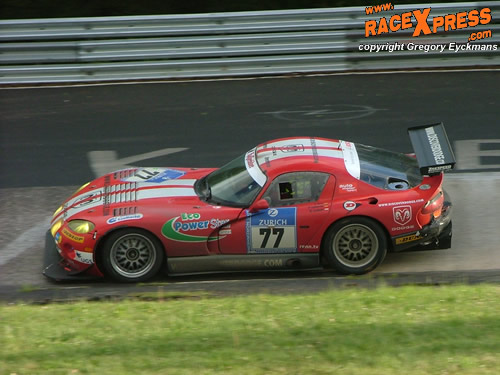 De rode Viper van Zakspeed door de Karussell