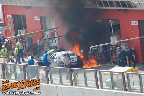 Het befaamde pitbrandje van GS Motorsport tijdens de Midsummer Race