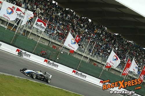 Een volle tribune zag Lewis Hamilton bovenaan het podium