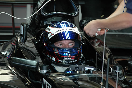 Chris van der Drift in de auto