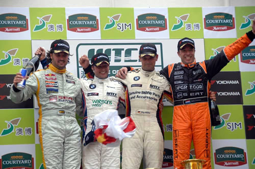 Tom Coronel op het podium in Macau