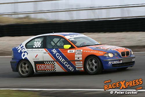 Paulien Zwart, Erik Zwart en Tom Coronel winnen in Divisie 4 met de BMW Compact 325i
