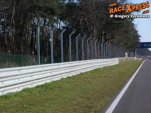 Nieuwe FIA-omheining ter hoogte van het uitkomen van de Bianchi