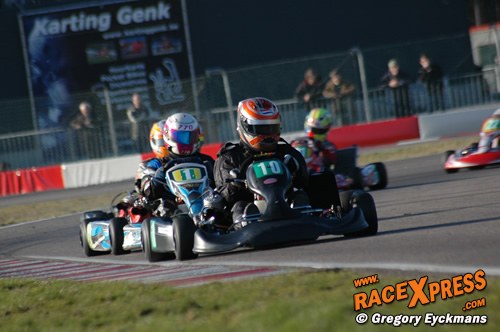 Verstappen leidt het veld