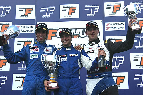 Chris van der Drift (rechts) op het podium