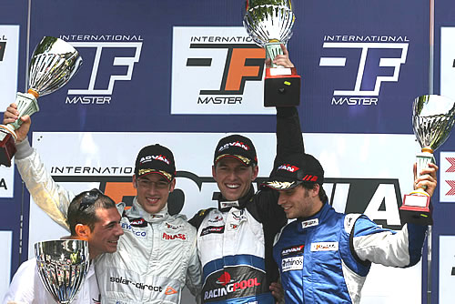 Chris van der Drift bovenop het podium
