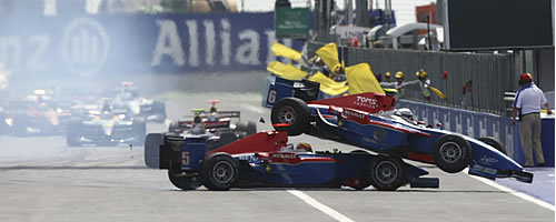 Timo Glock en Andreas Zuber komen bij de start met elkaar in aanraking