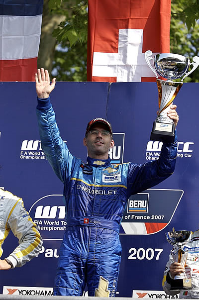 Alain Menu op het podium na zijn zege