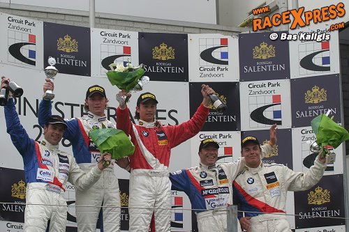 Mickey Bertram op het podium (bovenaan)
