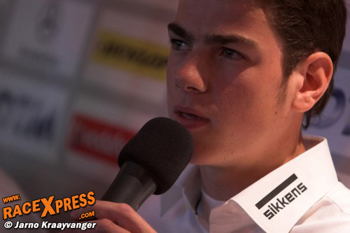 Formule BMW-coureur Mathijs Harkema bij de persconferentie