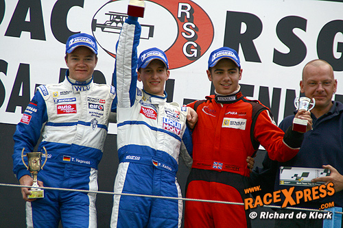 Podium van de tweede race met leider Frank Kechele bovenaan