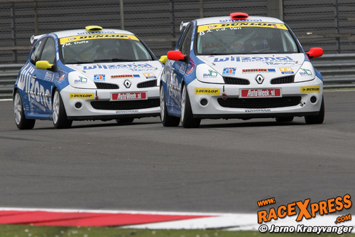 Beide Wijzonol Rhesus Racing Team bolides op het asfalt van Assen