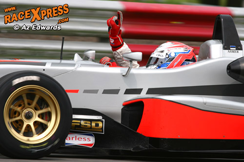 Marko Asmer wint race één in Brands Hatch
