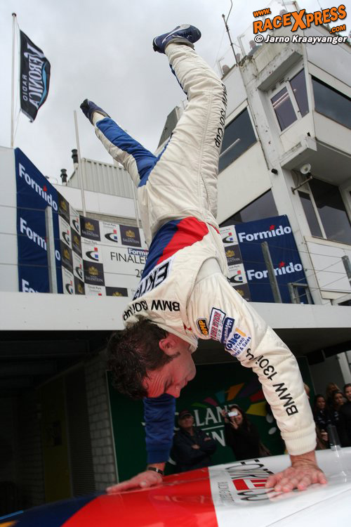 Ricardo vd Ende doet een handstand op zijn auto!