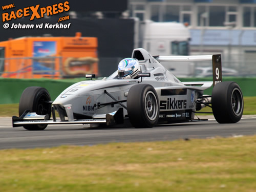 Mathijs Harkema in de Sikkens BMW