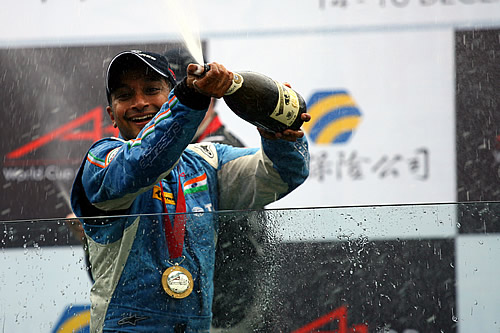 Narain Karthikeyan wint de A1GP hoofdrace in Zhuhai
