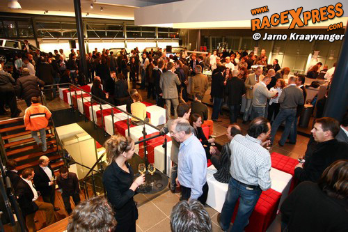 De druk bezochte Showroom van Porsche Centrum Eindhoven