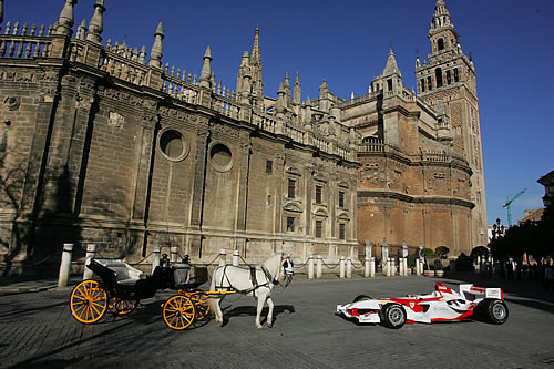 De bolide werd naar mooie locaties in Sevilla verplaatst