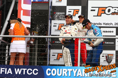 Veel champagne voor Chris van der Drift op Brands Hatch