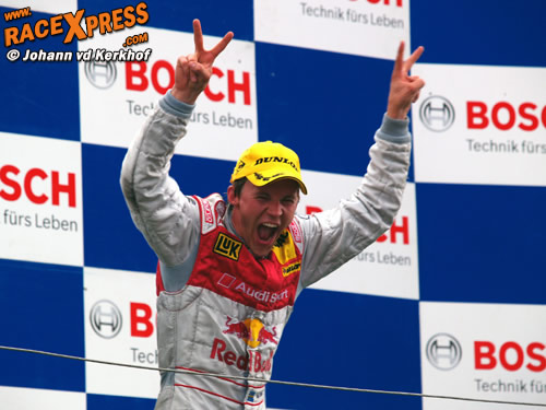 Mattias Ekström viert feest op het podium