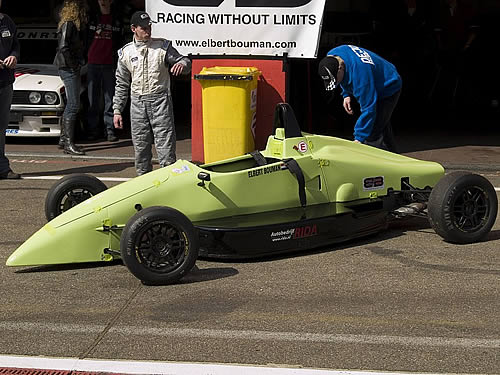 Elbert Bouman en zijn Formule Ford in training