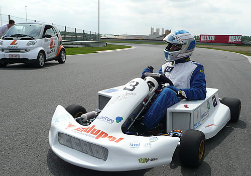 Het Solvay Umicore Zero Emission Racing Team zet officieus wereldrecord met waterstofracer