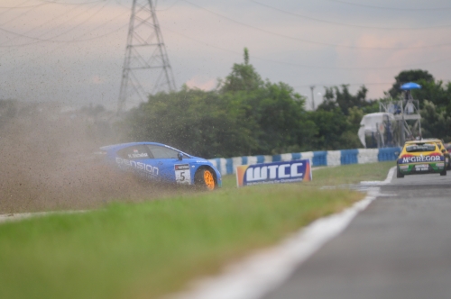 Michelisz naast de baan in Curitiba