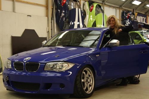 Liesette en teamgenoot Paulien komen dit jaar met een blauwe BMW 123d in actie