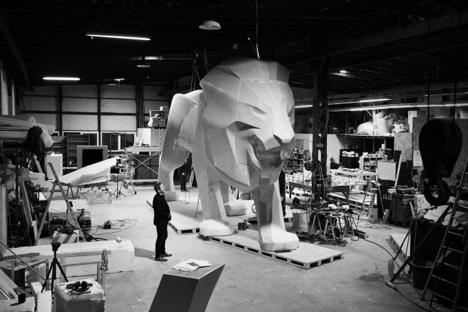 PEUGEOT onthult een monumentale leeuw, de nieuwe ambassadeur van het merk