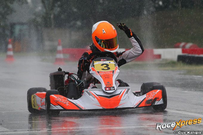 Nina Pothof snelt over de finish