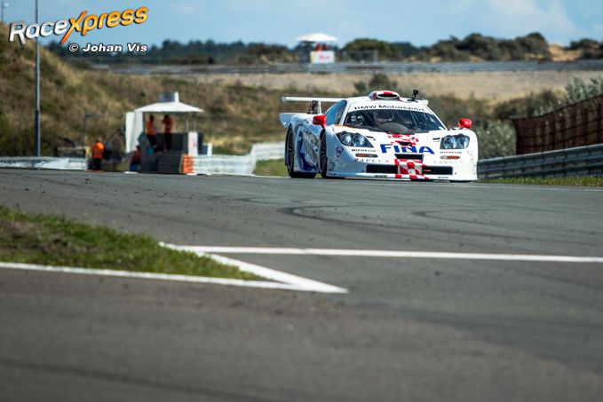 Publiek en BMW-coureurs genieten van Historic Grand Prix Zandvoort BMW demo's