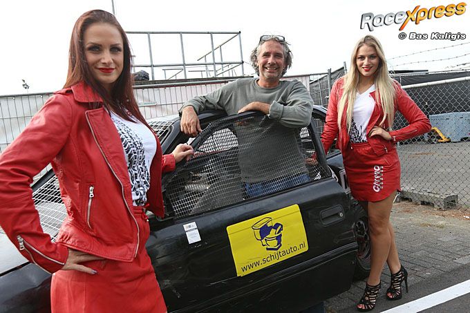 Ton van de Burgt met twee schoonheden en een....schijtauto