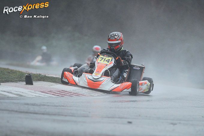 Sam Claes naar podium in de regen