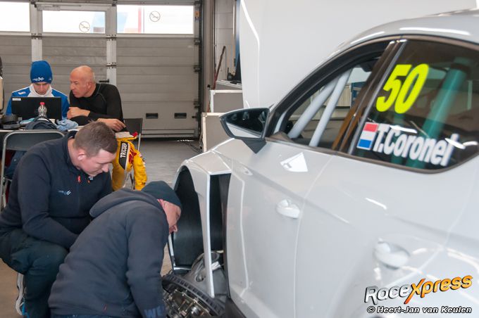 Tom Coronel in zijn nog maagdelijke witte CUPRA