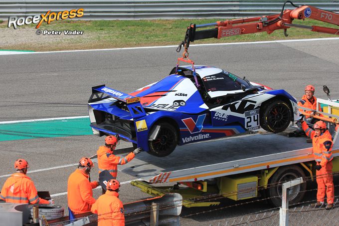 Monza GT4 crash Valvoline KTM RX foto Peter Vader