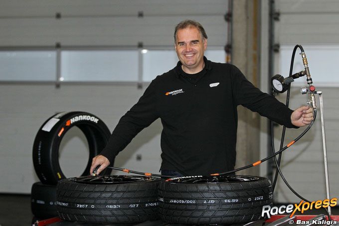 Mazda MX5 Cuup staat op Hankook banden