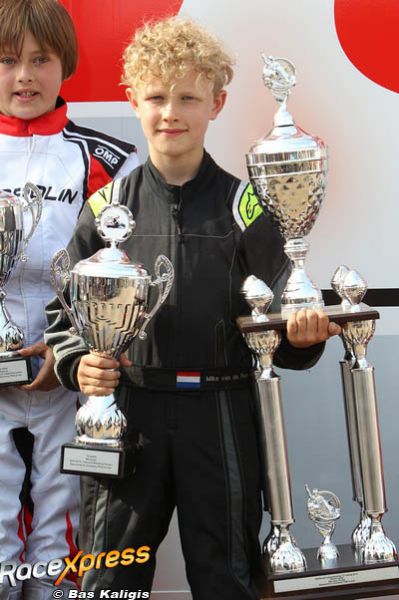 Mika van de Pavert mega bekers NK Karting