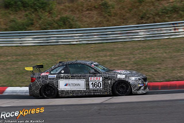 BMW M2 Competition Nordschleife zijkant Beitske Visser