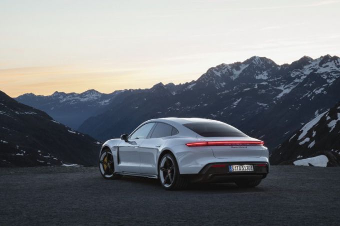 Porsche Taycan 10 achterzijde schuin