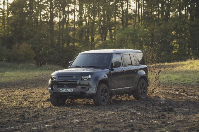 Nieuwe Land Rover Defender tot het uiterste gedreven in nieuwe James Bond-film No Time To Die