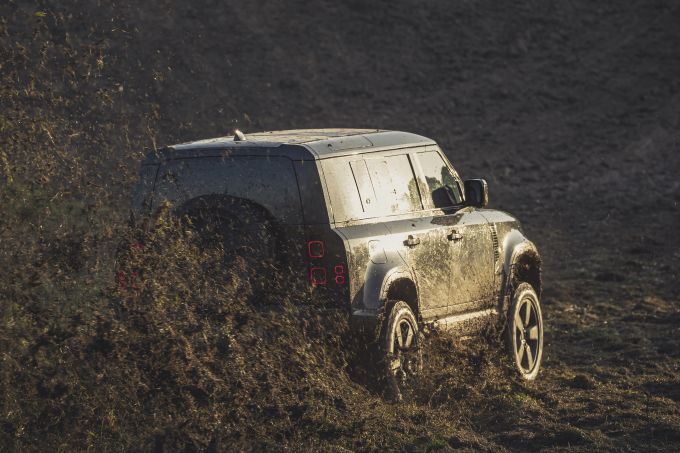 Nieuwe Land Rover Defender tot het uiterste gedreven in nieuwe James Bond-film No Time To Die