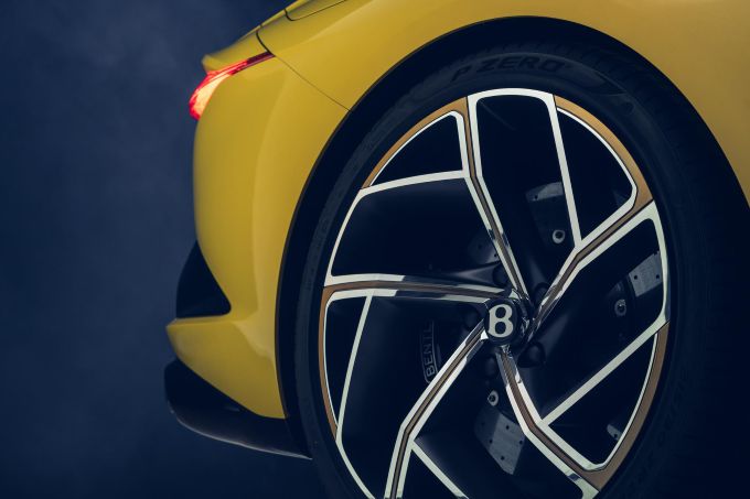 Bentley Bacalar is een dakloze ‘barchetta’, die overduidelijk is geïnspireerd op de EXP 100 GT concept car