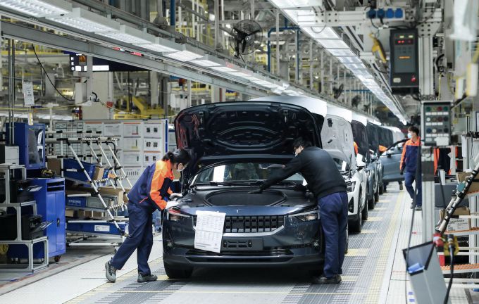 Polestar 2 is de eerste auto ter wereld met een geïntegreerd Android infotainmentsysteem met onder meer Google Assistant, Google Maps en de Google Play Store
